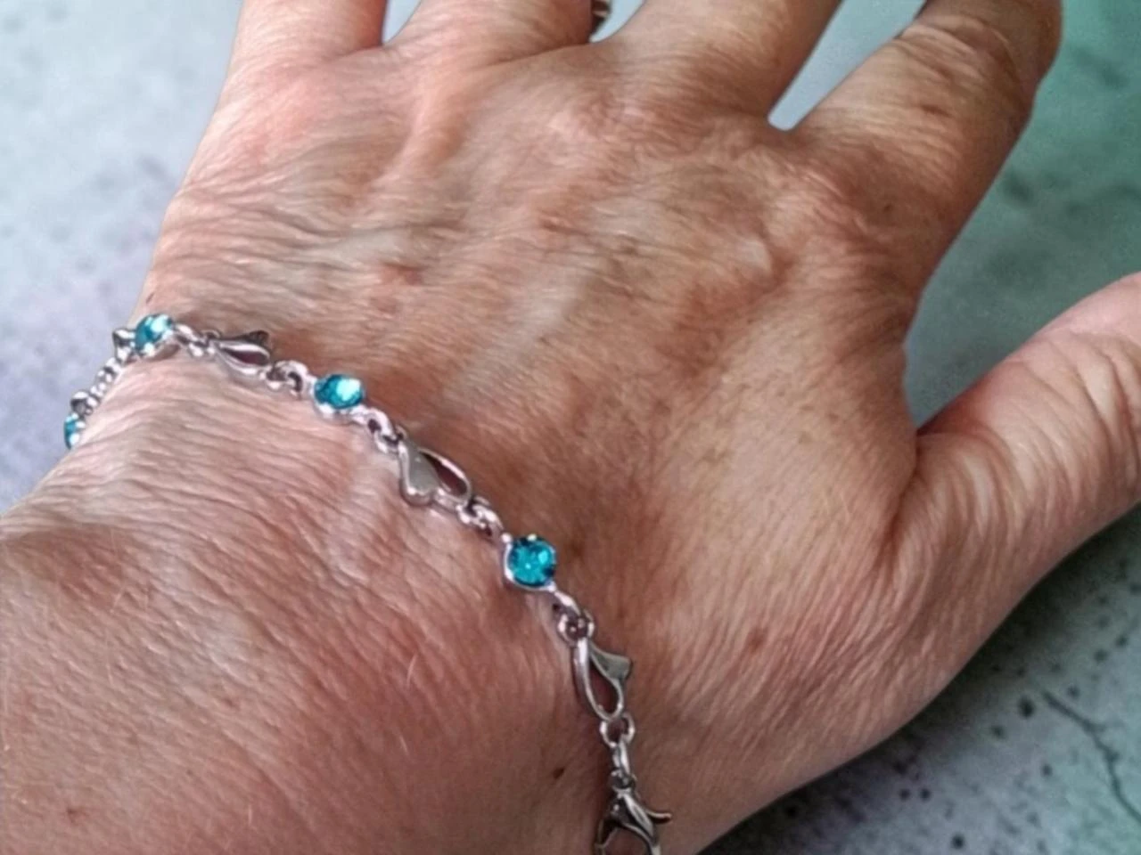 Pulseira prateada enfeitada com pedras azuis de cristal em aço inoxidável ajustável Nova – photo 2